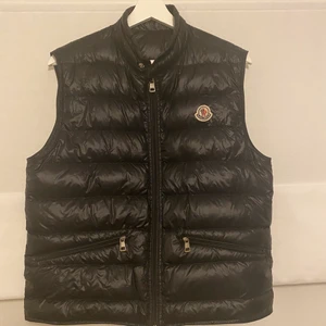 Moncler väst - Säljer min moncler gui väst, självklart äkta. Köptes 2020 så den är nästan helt ny. Storlek 2 som motsvarar small/medium
