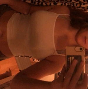 vitt linne - Vitt linne i storlek S. Passar till allting🤍 på sidorna finns det små detaljer som är svarta. Ordinarie pris 80 kr.