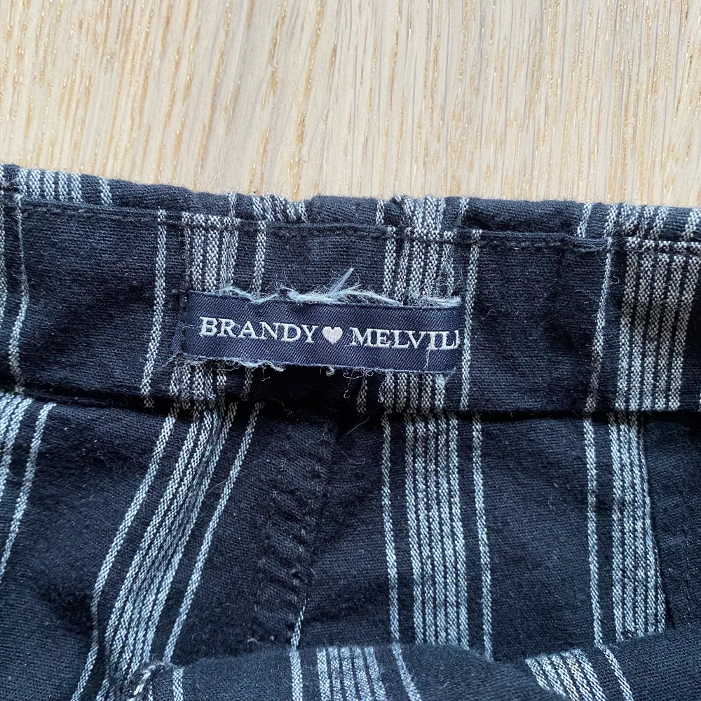 Brandy Melville Tilden byxor, one size men något insydda för att passa XS. Fint skick!. Jeans & Byxor.