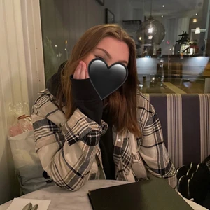 Skjortjacka - Jättefin skjortjacka från GinaTricot 🦋 Endast använd 1 gång, så precis som ny! Frakt tillkommer ✨