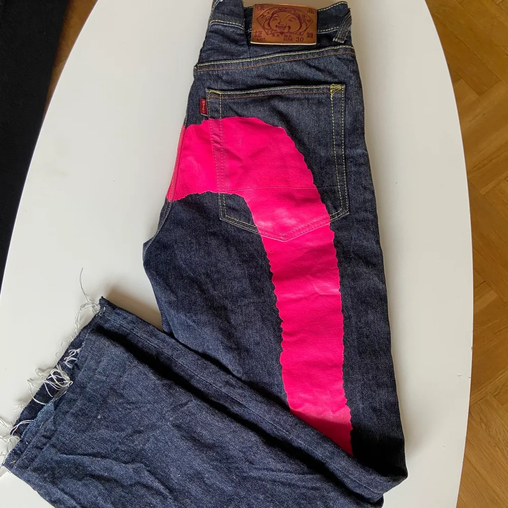 Svincoola Evisu straightleg jeans som jag köpt på plick💓 bra skick men har sprättat upp sömmen där nere för att dom skulle bli lite längre (kolla andra bilden)! Står stl 30, dom passar mig som vanligtvis har stl 36/38!. Jeans & Byxor.