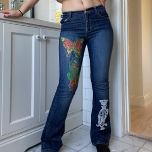 Ed hardy jeans  - Äkta ed hardy jeans! Lågmidjade och bootcut med rhinestones❤️‍🔥 Jättefina, säljer endast för att de är lite för små. Jag har midjemått: 76cm och höftmått: 88cm, och är 167cm lång.💞 har vanligtvist 28-31 eller 36/38😸