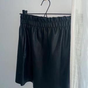 Skinnkjol, Zara - Skitsnygg skinnkjol som tyvärr är för liten för mig. Snygg resår och fickor på sidorna.