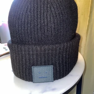 Acne mössa - Säljer min andra acne mössa då den ej kommer till användning! Super fin hoppas ngn annan vill använda den istället för mig!vid många bud blir det budgivning💕