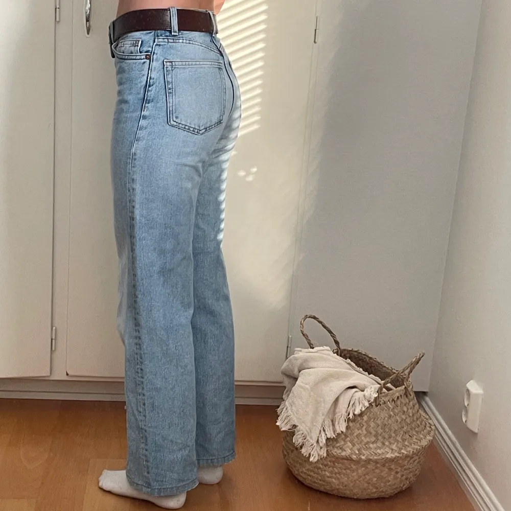 Tänkte sälja mina gamla jeans från monki, har sytt upp benen då de var lite för långa på mig men tycker nu när jag vuxit en del (jag är 164) att de är lite för korta. Kan mötas upp i Umeå, eller frakta. Du får stå för frakten. Går att pruta vid snabb affär.. Jeans & Byxor.
