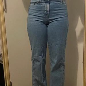Zara jeans strl 34 - Säljer dessa fina jeans från zara som tyvär aldrig har  kommit till andvändning vet ej varför jag tog bort prislappen. Storlek 34 jag är 160 och skulle säga att den passsar perfekt för folk som är 160-168 . Köptes för 500kr och säljs för 300kr. köpare står för frakten! 