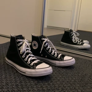 Svarta converse  - Ett par svarta converse i extremt bra skick. Använda fåtal gånger därmed i väldigt bra skick. Storlek 40. Köparen står för frakt. Skriv för frågor och mer bilder.