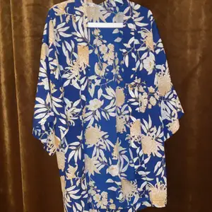 Säljer den här super snygg  kimono från pull&bear! 
