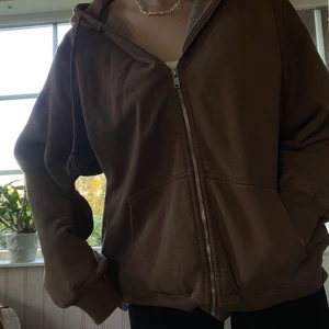 Zip up hoodie - Säljer den bruna trendiga zip up koftan från Brandy Melville! Den är använd fåtal gånger och säljer därav den:) Köpare står för frakt!💘