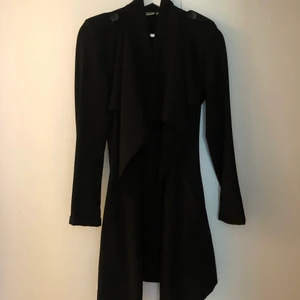 Trenchcoat strl S - Några år gammal trenchcoat men ändå i mycket gott skick. Använd fåtal gånger. Köparen står för frakten! 