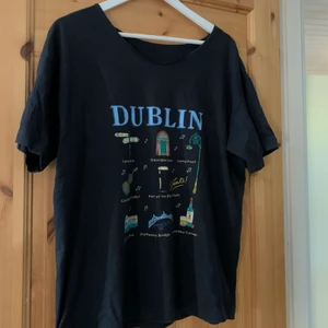 Svart t-shirt - Svart t-shirt med tryck. Köpt secondhand och sparsamt använd. Avklippt krage så har rå söm och lite större urringning men passar bra! Saknar lapp men skulle uppskatta storleken till M/L, passar oversized på S. Hör gärna av dig vid frågor eller mer bilder!