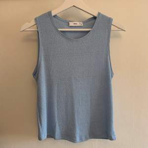 Linne / topp / väst. Ljusblå från Mango. Snygg med en skjorta eller tshirt under. Storlek S. Väldigt bra skick, använd max 2 gånger. 50kr + frakt. 