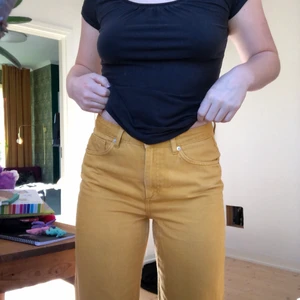 Gula Monki jeans ”Mozik” - Sjukt härliga, gula,  jeans från monki i storlek 28. Endast använda ett fåtal gånger och i fint sick.  Nypris: 400 kr
