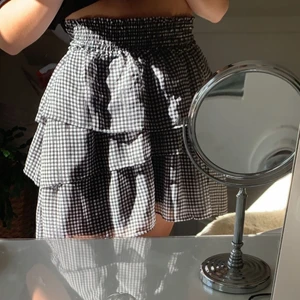 Volang kjol - Söker denna jättefina volangkjol från hm. Använd ca 5 gånger. Den är i storlek L men jag har sytt in den så den passar S/M. Frakt tillkommer💞