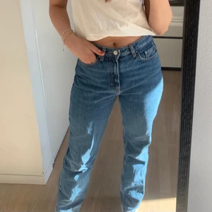 Jeans - Högmidjade mörkblå jeans från weekday i stl 26/32. Modell Voyage, i mycket fint skick. Köparen står för frakt, skriv vid fler frågor💗
