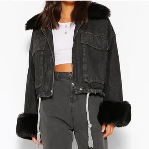 H&M jacka - Säljer denna jätte trendiga och slutsålda jackan som köptes förra vintern!! Super fint skick!! Säljer endast vid bra bud så ingen idee att pruta!! De är en storlek S men passar lika bra på M💕💕kund står för frakt