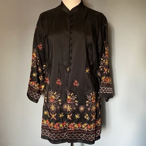 Fin asiatisk kaftan  - Vacker kaftan i asiatisk stil med fina blombroderier och paljettdetaljer. Mycket svalt och luftigt material. Aldrig använd. Spana gärna in mina andra annonser för samfrakt!