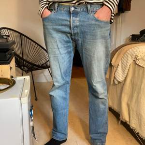 Helt vanliga fräscha 501 jeans från Levi’s.