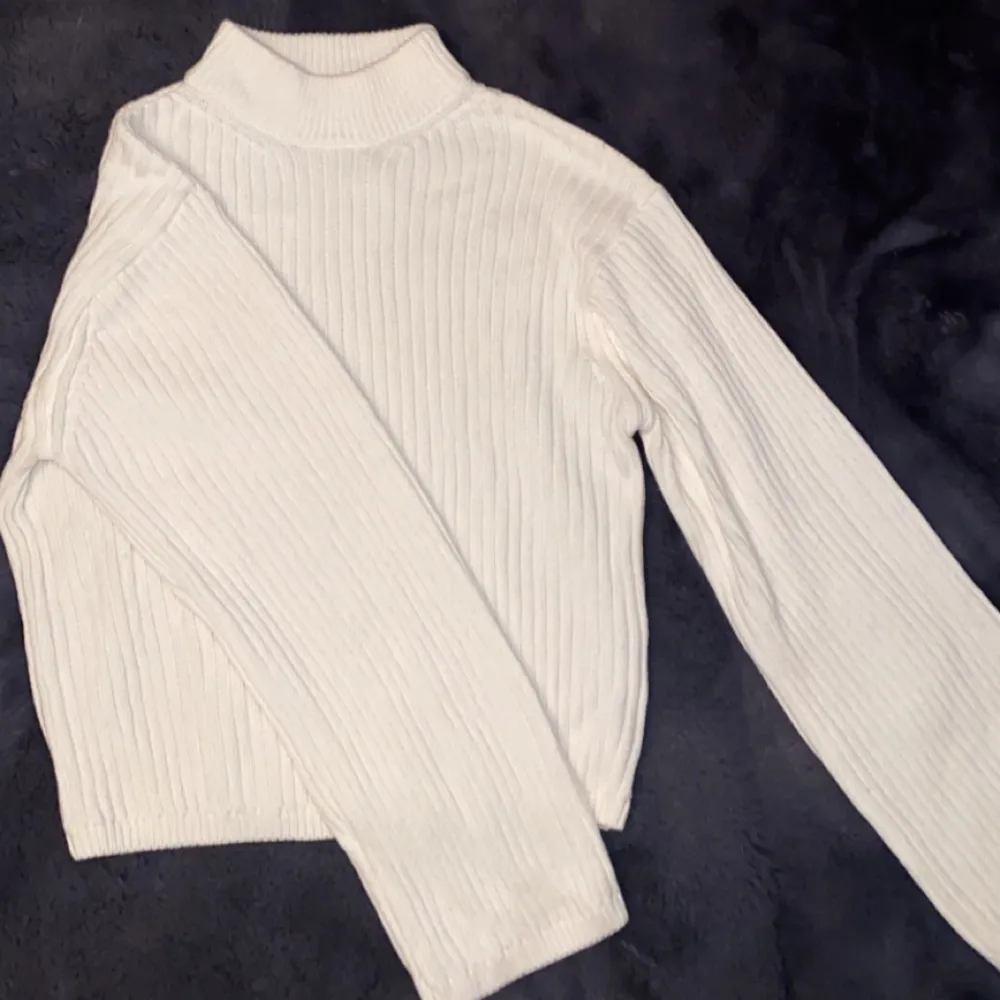 Så snygg och skön stickad tröja från Gina Tricot, andvänd 1 gång men är Såå skön 🤍. Tröjor & Koftor.