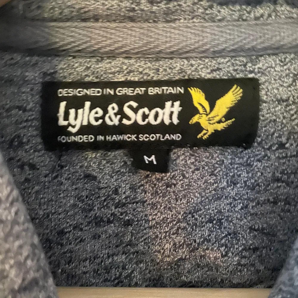 Herr luv- tröja från Lyle & Scott i storlek M i fräsch skick i en snygg grå färg! Funkar för både tjejer och killar,. Hoodies.