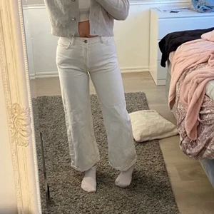 Snygga vita jeans ifrån bikbok,storlek S - Hej! Jag säljer dessa wide jeans ifrån bikbok då jag har haft två av dessa! Har sålt ett par av dem till en tjej här på plick för ett tag sedan. Har ju det andra paret här hemma som jag inte ens rör. Tänker att det kan komma till användning för någon annan som faktiskt kommer använda dem. 🥰