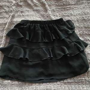 Jättefin svart kjol som inte används längre💕💕 Skriv om du vill ha flera bilder eller har några frågor