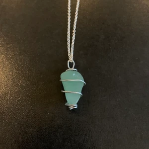 Halsband - Kristallhalsband med hängsmycke av grön aventurin, 27.5 cm kedja