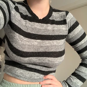 Svart/grå randig tröja  - Tröja som är både snygg och bekväm!! Mycket bra skick