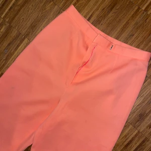 Rosa byxor - Rosa, raka byxor i storlek S. Korta i längden (med mening). Färgen på första bilden är mest lik verkligheten. 