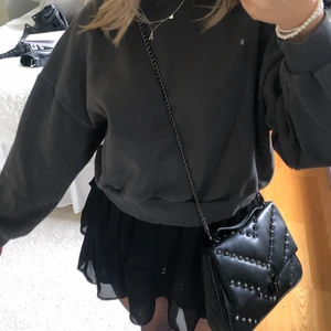 Sweatshirt - Mörkgrå sweatshirt från Nelly.com. I fint använt skick.