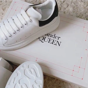 alexander mcqueen skor - säljer dessa skor på nytt pågrund av oseriösa köpare, vill bli av med skorna så snabbt som möjligt, snabbaffär. Inköpta för 4700kr och nya skosnören medföljer❤️