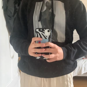 The cool elephant  - Jag säljer min hoodie från the cool elephant. Den är i gansk bra skick.