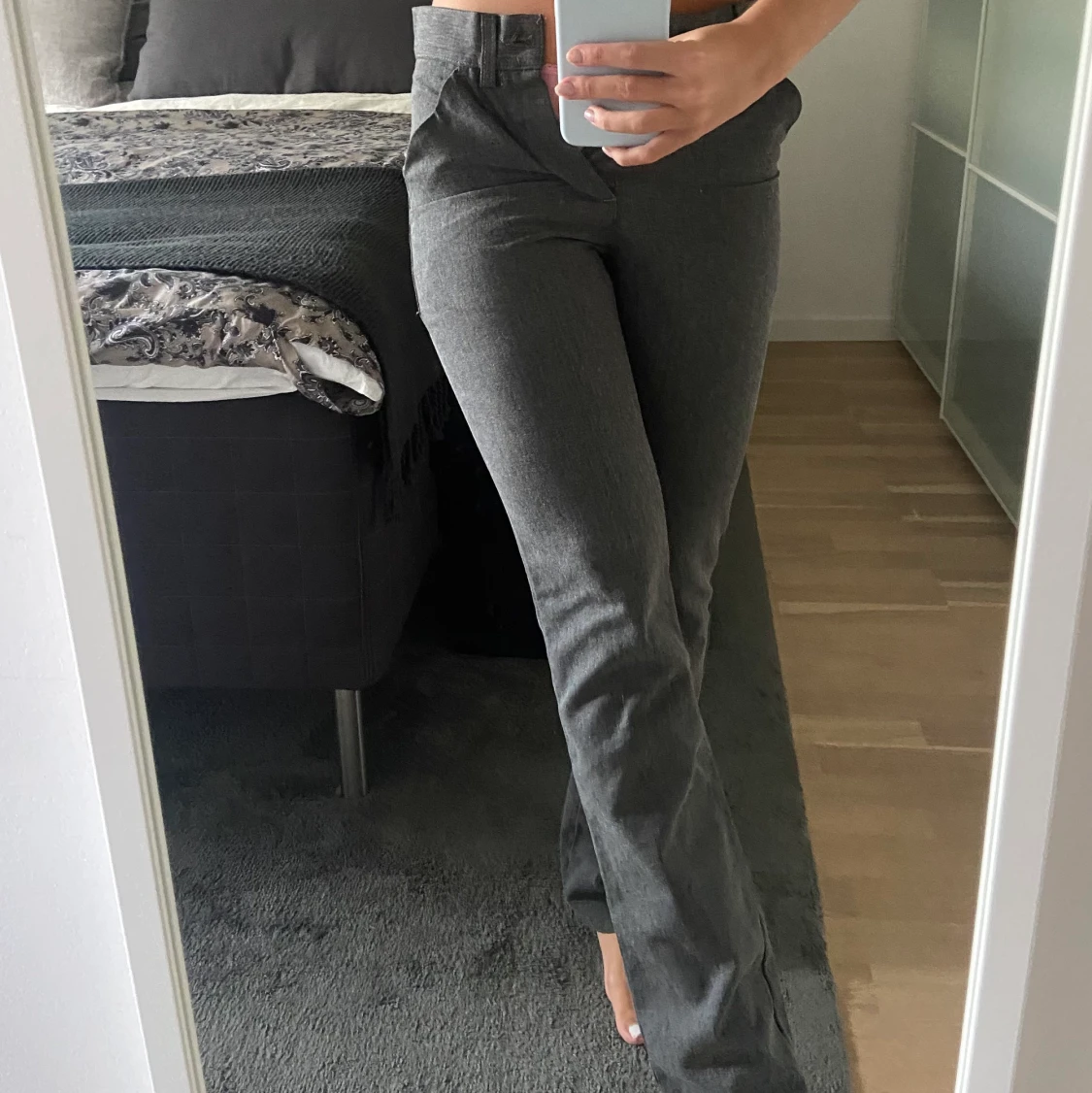 Gråa low-waist byxor🤩 - 91