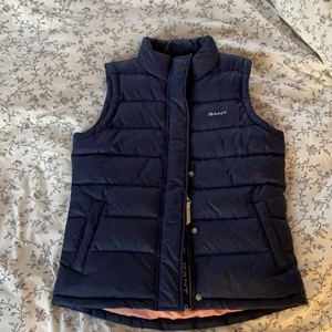 GANT väst, storlek 146-152 använd 5 ggr. - Står även namn i jackan men det får man stryka över eller bara sätta annat över det! Ny skick skulle jag säga! Använd jätte få hånder. Ny pris 1200kr.       Mitt pris 600kr efter som nästa ny! Hör av vid intresse 😀