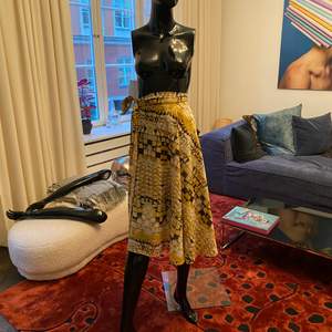 Fin kjol från Charlie.H (Sydafrikansk independent designer) fint skick inget att anmärka på