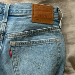 Levi’s shorts - Svinsnygga ljusblå levis shorts i storlek W26 med slitningar nedtill i modell 501. Säljer pga de är för små för mig och de är nästan helt oanvända💓 
