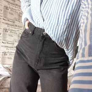 Raka jeans - Säljer dessa snygga jeans då dom är lite för stora för mig😢 helt nya och bara provade en gång! De är köpta för 375 men säljer dom nu för 120. Jag är 1,60 och dom är ganska stora för mig så dom skulle absolut passa någon som är längre än mig!  Bara skicka om du vill ha fler bilder🥰