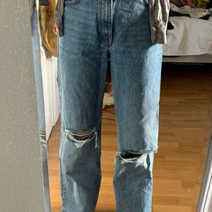 Jeans - Jag säljer mina jeans från zara pågrund av att dem är för långa och stora. Jeansen är i stl 36.