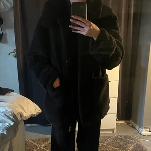 Lång teddyjacka - Lång teddyjacka från topshop i storlek S! 350kr ink frakt!💕