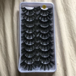 Lösogonfransar (lim följer med) - Säljer dessa oöppnade lösögonfransar köpta från Shein! Man får med ett ögonfranslim från Duo.