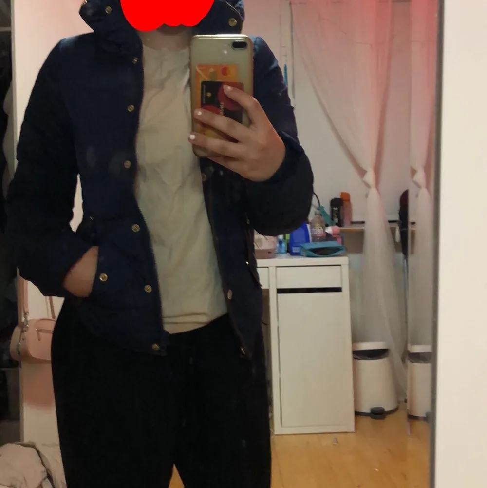 Vero Moda jacka, bra skick. Luvan har en ”ficka” man kan rulla in den i (se på sista bild) Lite för liten för mig men jätte fin mörk blå färg. Lite skrapade knappar, därför det billiga priset💕. Takit.