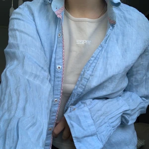 Skjorta  - SNYGG skjorta. Använd ett fåtal gånger. Enkel och användbar. Köparen står för frakt 