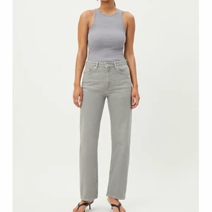 Weekday Jeans - Grå jeans från Weekday! Straight modell. Oanvända med lapp kvar! W/29 L/28