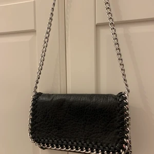 Tiamo väska - Säljer min fina tiamo väska! Väldigt fint skick! Kontakta om fler bilder på den. FRAKTEN INGÅR I PRISET!💕💕