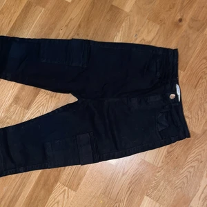 Cargo jeans - Svarta cargo byxor / jeans ifrån märket stradivarius ifrån Barcelona! Använda en dag