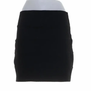 Kjol - Svart kjol med dragkedja i bak från Amisu, aldrig använd. Strl 42 🖤