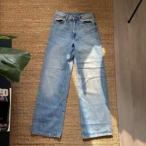 Utsvängda Monki jeans 