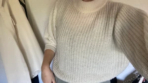 Stickat  - Säljer denna stickade tröjan från NAKD. Lite smink på insidan om kragen. Väldigt skön och inte stixig