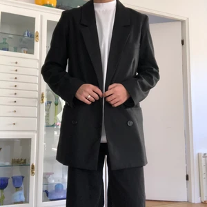 Svart kostymjacka / kavaj - Snygg kostymjacka från Monki. Bara använd någon enstaka gång, så den är i nyskick!:)