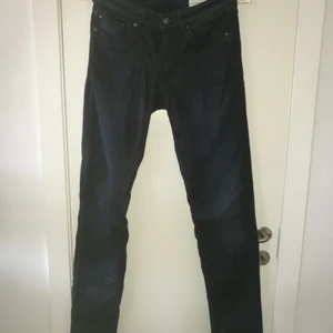 G-Star jeans (mörkblå) - Köpte begagnade och med beskrivning att det var M i strl men jag tycker mer dom är åt L hållet. Dom var iaf tyvärr för stora men supermjuka och stretchiga. Lite besviken att dom inte passade men hoppas nu att någon annan kanske kommer att gilla dessa istället😍🙏 